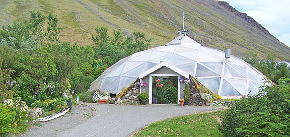 Isafjordur-GeodesicHouse.jpg