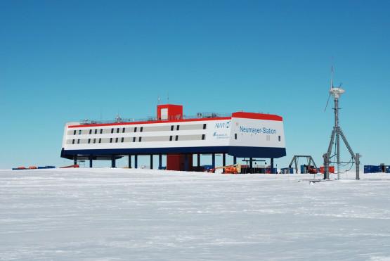 antarctic-base-neumayer-iii-germany-555x371.jpg